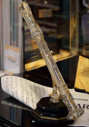 A remarkable alto recorder flute carved in rock crystal by the firm Emil Becker (photo: Dierick Bevoort of Diebe Media).