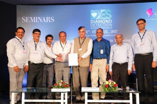 In the presence of Mr. Praveenshankar Pandya (Chairman, GJEPC), Mr. Dinesh Navadiya (Chairman, Surat Diamond Association and Gujarat's Regional Chairman, GJEPC) and several members of the trade took a pledge at DDES 2017 that they will preserve the reputation of Surat and refrain from indulging in any malpractices