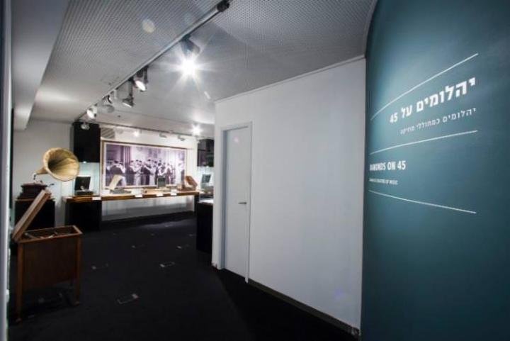 The entrance of the “Diamonds on 45” exhibit at the Harry Oppenheimer Diamond Museum. Photography: Ran Plotnizky - Design: Tucan Design Studio Ltd