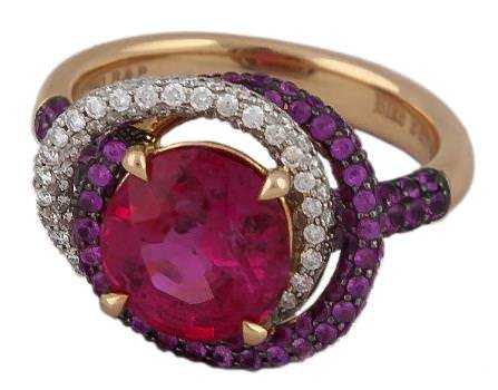 Dharma: Ring in 18K pink gold (7.53g), set with a 3.03-ct natural vivid pink Burmese spinel, surrounded by pink sapphires (1.03cts) and white diamonds (0.39ct).