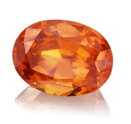 The dazzling colours, high brilliance, and its rarity on the market make mandarin garnet a must-have in distinctive jewellery designs.