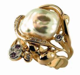 “Spring” ring from the Snowdrops Collection in 18K gold, pink and white diamonds, and Australian keshi pearl.