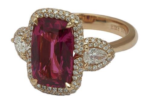 Bagan: Ring in 18K pink gold (7.51g) set with a 4.89-ct natural red Burmese spinel and two white pear-shaped diamonds (0.37ct), surrounded by diamonds (0.62ct).