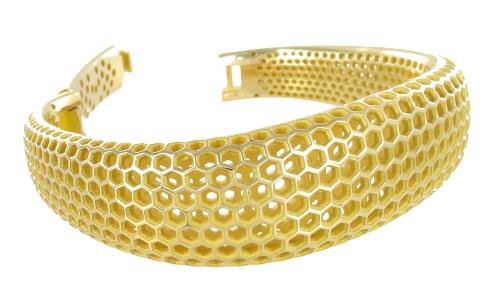 The honeycomb structure that is both solid and Legré but especially beautiful. Rings, earrings and bracelets in the collection “Honey” have a presence very particulièree. They are jewels with generous volumes but remain very light. Volumee The effect is enhanced by gold cell that play with the light with the movements.