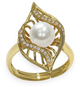 Pearl ring in gold with diamonds in the “Jolie” collection by Italian brand Mayumi.