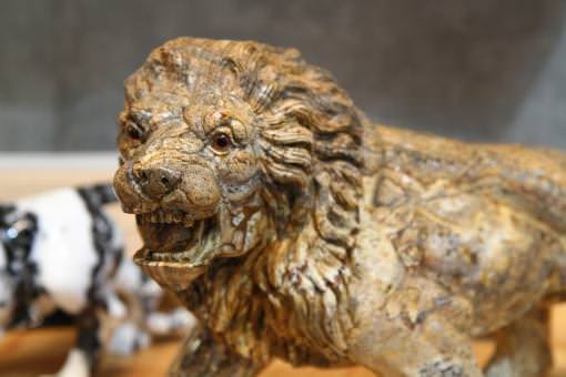 Carved lion sculpture by KdeCraft.