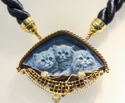 Carved agate pendant by Daniela Becker from Creativum (photo: Intergem).