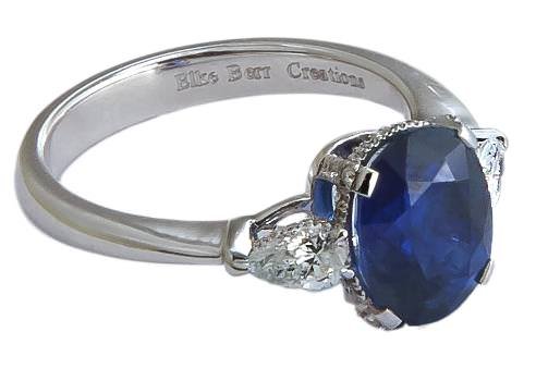 Himalaya: Ring in 18K white gold (4.49g) set with a 3.22-ct natural royal blue Burmese sapphire and two pear-shaped white diamonds (0.37ct), surrounded by diamonds (0.14ct).
