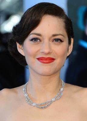 Oscar winner Marion Cotillard wore a unique diamond necklace from the Haute Joaillerie collection and a stunning ring featuring a 21 ct sapphire.