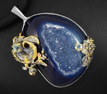Silver pendant in blue agate druzy, blue topaz, and blue and pink sapphires, with black rhodium and 22K gold plating by Goldlip.