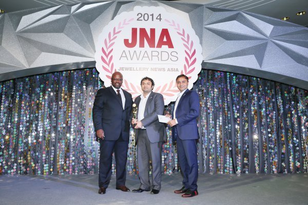 Kiran Gems receiving The JNA Manufacturer of the year 2014 