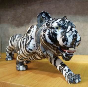 Carved tiger by KdeCraft, a specialist in sculptures of various motifs.