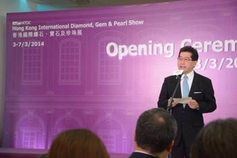 The inaugural HKTDC Hong Kong International Diamond, Gem and Pearl Show opened this morning at AsiaWorld-Expo and continues through 7 March. Hong Kong SAR Government Secretary for Commerce and Economic Development Gregory So was guest of honour at the opening ceremony