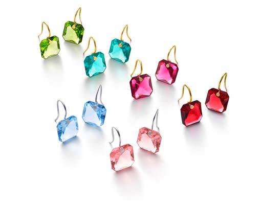 Rings in yellow gold and green crystal, turquoise, peony or red, and in silver and pale blue or pale pink crystal
