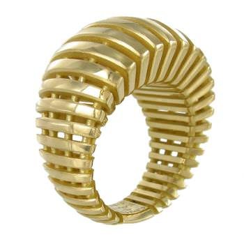 Ring “Store”: the latest creation by Christophe Amestoy. Yellow gold as a store that lets spend the day slightly, this ring plays with the light. 