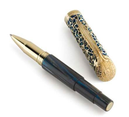 Solid 18K gold fountain pen with diamonds