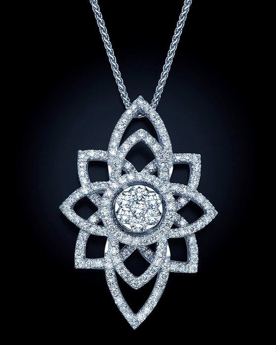Diamond pendant by Majestic
