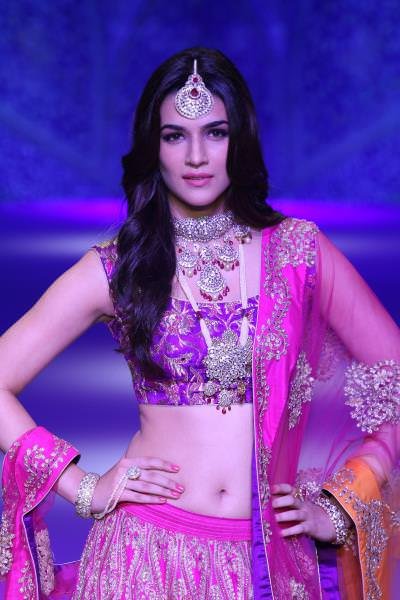 Kriti Sanon wearing jewllery by Sunil Jewellers