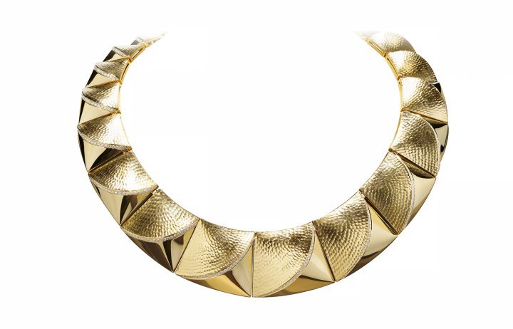 Ghibli Collection - yellow gold hammered necklace with pavé in white diamonds