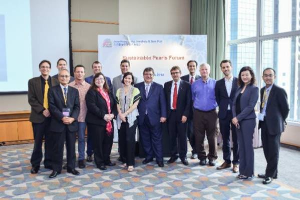 Speakers at the Sustainable Pearl Forum in Hong Kong (from left): Douglas McLaurin (Cortez Pearls), Shigeru Akamatsu (Mikimoto), Jacques-Christophe Branellec (Jewelmer), Josh Humbert (Kamoka Pearls), James Paspaley (Paspaley), Julie Nash (Sustainable Pearls & University of Vermont), Andy Hart (Tiffany & Co.), Fiona Solomon (RJC), Gaetano Cavalieri (CIBJO), Michael Krzemnicki (Swiss Gemmological Institute SSEF), Saleem Ali (Sustainable Pearls & University of Queensland), Kent Carpenter (Old Dominion University), Laurent Cartier (Sustainable Pearls & University of Basel), Louisa Ho (The Nature Conservancy) and David Wong (Fukui).