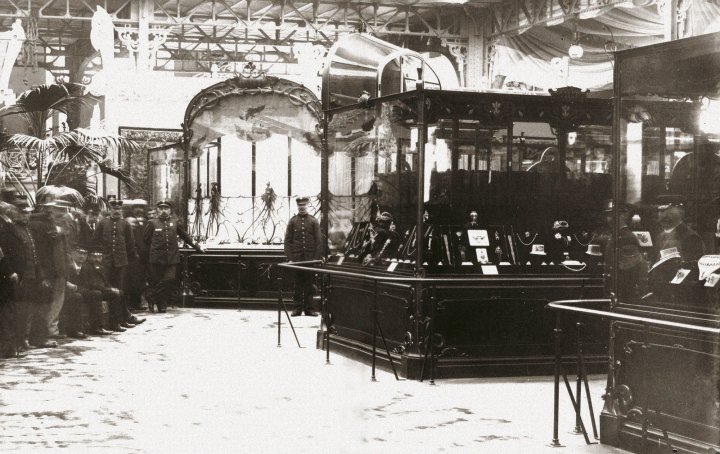 René Lalique and Vever showcases at the 1900 World's Fair in Paris. Archives: Vever, Paris, Musée des Arts Décoratifs. Courtesy of Faerber Collection 