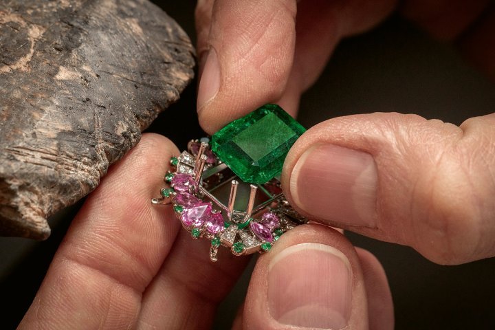 This central element from a necklace, surrounded by pink sapphires and emeralds, holds an extraordinary 15.53-carat octagonal emerald.