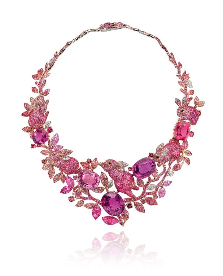 Pink Rabbit necklace, 18k gold (124,1 grams), pink tourmaline (39.37 carats), pink tourmaline (17.5 carats), pink tourmaline (23.71 carats), pink tourmaline (24.26 carats), rubellite (12.4 carats), pink sapphires (40.5 carats), rubies (16.74 carats), pink tourmaline (2.57 carats), diamond (1.26 carats), black diamonds (0.25 carat)