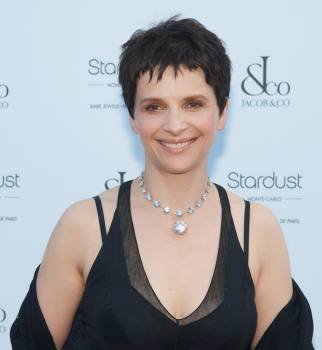 Juliette Binoche wearing Jacob & Co. 64 carat diamond Riviera necklace with a 54 carat Round Brilliant cut diamond drop along with a sparkling 20 carat round diamond ring