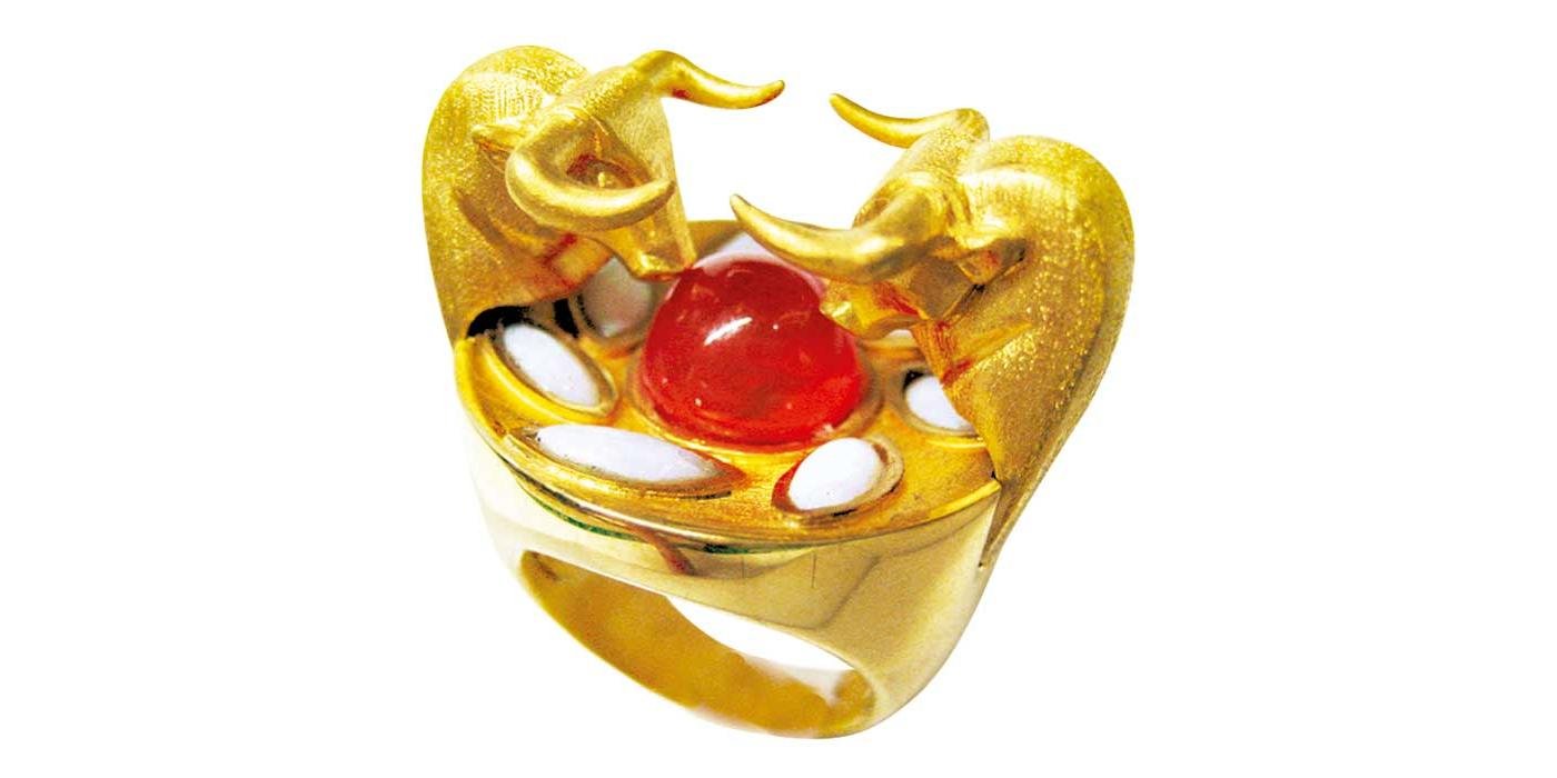 Ring by Vicente Gracia