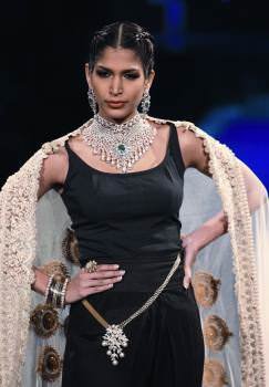 Model wearing emerald, pearl, and diamond jewellery at II JW by Kays Jewels.