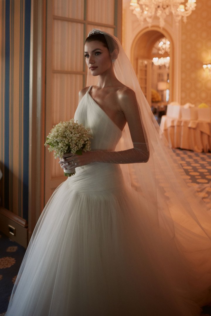 The Russian model Valery Kaufman commissioned Sartoro for the tiara she wore for her marriage to commodities trader Dimitri Varsano in May 2024.