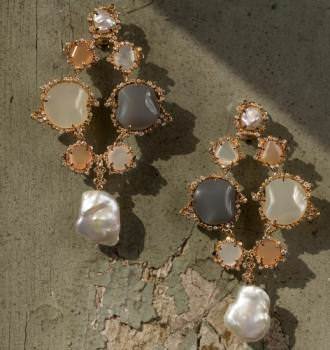 Leaderline. “Sweet Moon” Collection. 18 Kt gold with moon stones, diamonds and natural pearls.