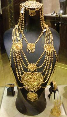Traditional gold wedding jewellery by Versailles.