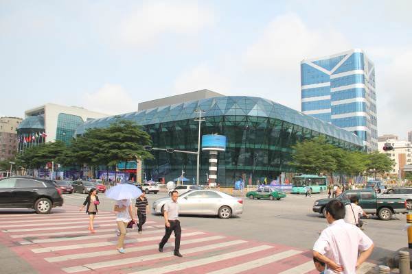 More than 1000 invited retailers, guests, and government officials visited the impressive gem-like Gems Cube in Shenzhen, China for the three-day inaugural International Jewelers Showcase.