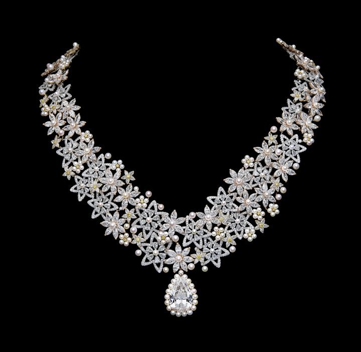 Dior Milly Dentelle Fleurs Enneigées necklace, white, rose and yellow gold, white and yellow diamonds, white cultured pearls.