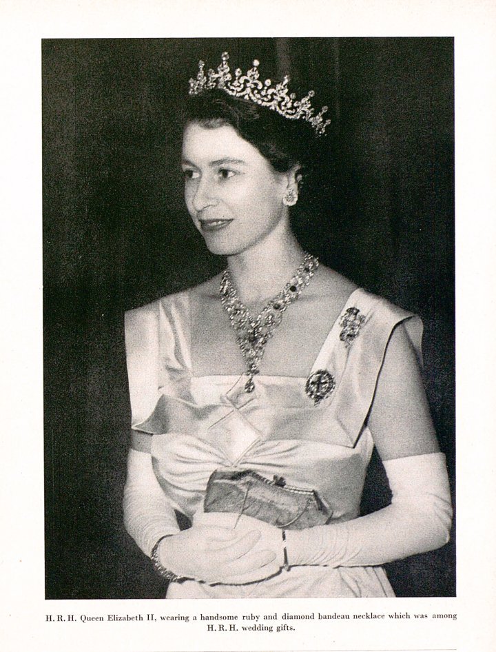 The Windsor motif takes inspiration from the intricate pattern found on the bandeau of the Girls of Great Britain and Ireland Tiara, one of the most beloved and recognisable royal tiaras. Here worn by H. R. H. Queen Elizabeth II. 