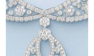 Van Cleef & Arpels enrich the Snowflake collection 