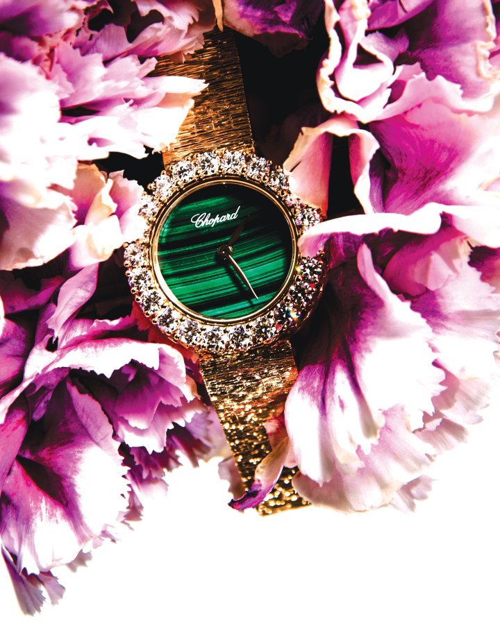 L'Heure du Diamant, 26mm case in ethical 18k rose gold, bezel in ethical 18-carat rose gold set with brilliant-cut diamonds (totalling 2.20 carats), Chopard 10.01-C mechanical automatic movement, malachite dial, bracelet in ethical 18k rose gold engraved with the iconic bark motif. ©Buonomo & Cometti