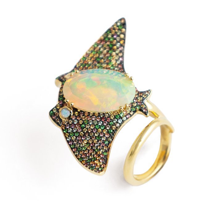 Big Manta Ray ring with a faceted opal and set with rainbow sapphires and opal eyes