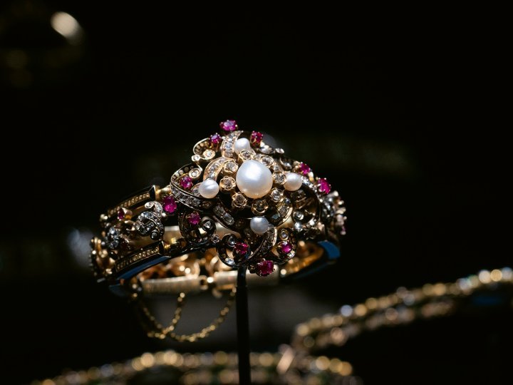 Transformable bracelet, Jules Fossin, c.1840. Yellow gold, silver, black enamel, fine pearls, rubies and diamonds. Bracelet can be converted into a pendant. Photo: Pauline Guyon | ©Chaumet Collection