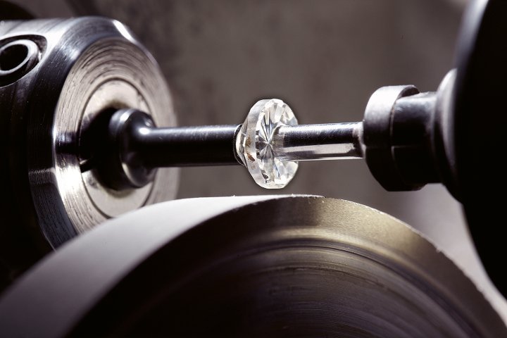 From the meticulous study of a sawable rough to its masterful polishing in the Rosy Blue factory in Botswana, each diamond follows a journey defined by patience, expertise and uncompromising precision.