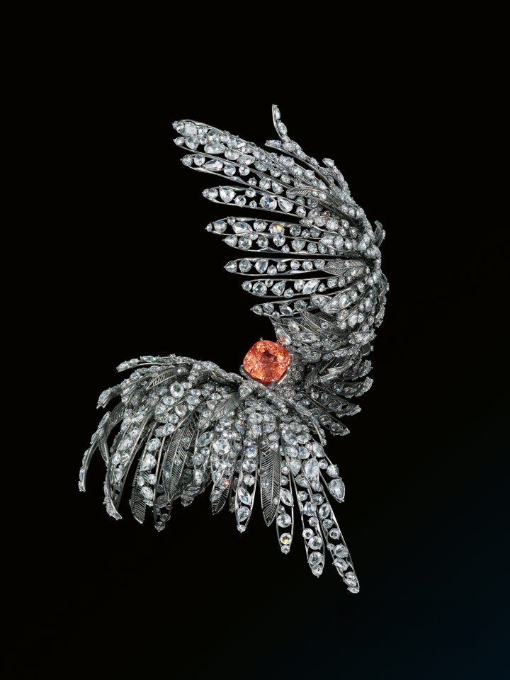 Life 2023 brooch set with a stunning 80-carat spessartite garnet. The Life series documents the different emotional stages people went through during COVID-19: anxiety, suffering, resilience and triumph.