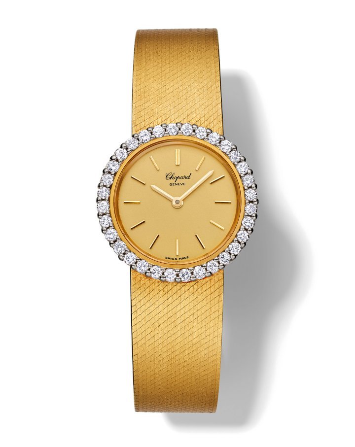 1970 - Ladies' wristwatch, yellow gold, champagne dial, Milanese mesh bracelet, 32 diamonds. This watch is the inspiration for today's L'Heure du Diamant.