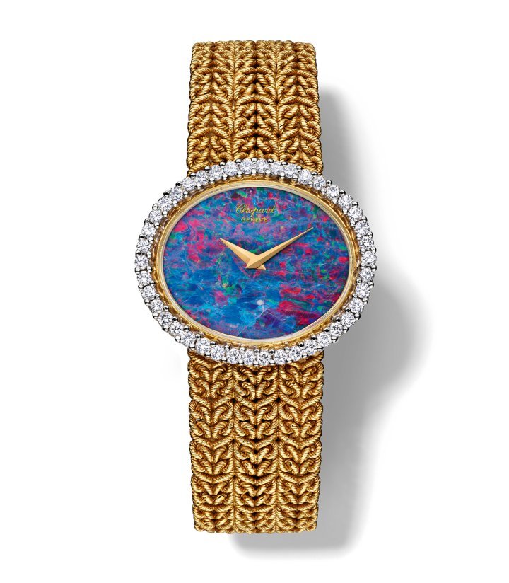 1970 - Ladies' wristwatch, yellow gold, opal dial, 42 diamonds.