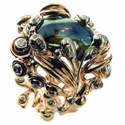 “Veronica Perfoliata” ring from the Royal Garden Collection, made with a 7.33-ct sapphire cabochon, diamonds, and 18K gold.