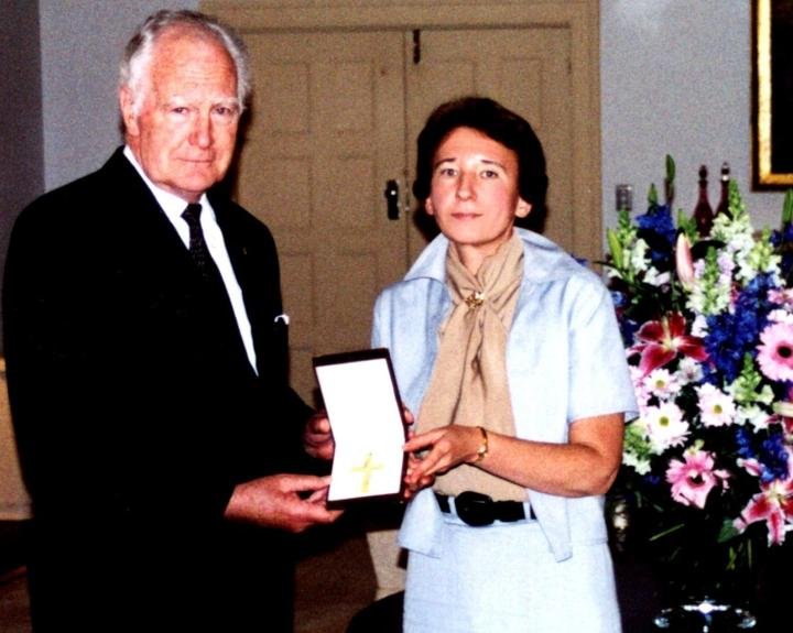 Artist Joanna Angelett (right) and Governor-General of Australia Dr Hollingworth in the Government House in Canberra.