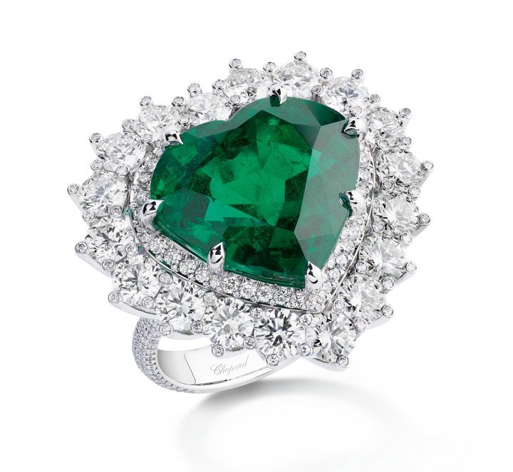 The stunning heart-shaped emerald centrestone of this ring exhibits a highly saturated shade and is extremely rare for the virtual absence of inclusions.