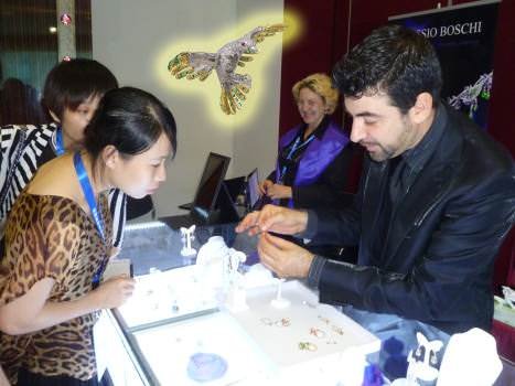 Alessio Boschi's extraordinary creations from Australia drew a lot of attention from both visitors and the media, including an interview by CCTV. The inset shows his versatile “Dove” piece that can turn into a ring or pendant.