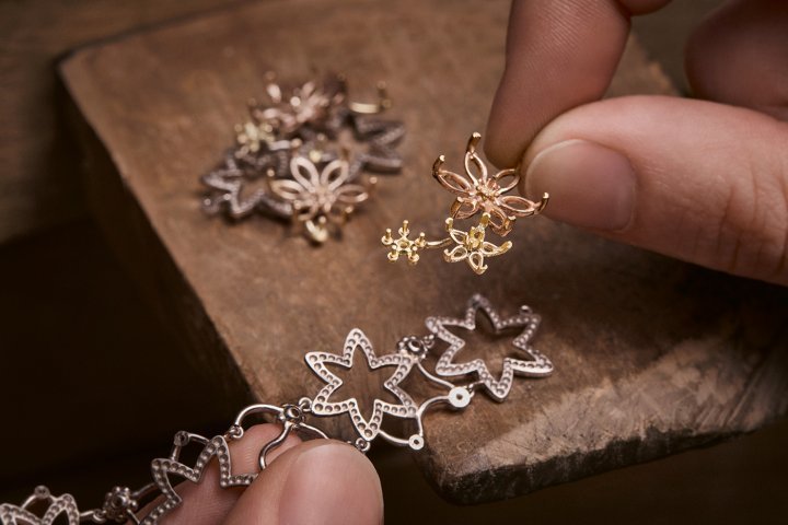 Preparing the gouache and assembling the Dior Milly Dentelle Fleurs Enneigées necklace, in white, rose and yellow gold, white and yellow diamonds and white cultured pearls.