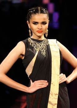 Model wearing emerald and diamond jewellery at II JW by Gitanjali.